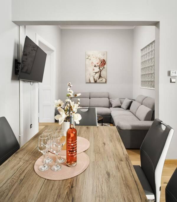 City Twenty 2Bdr Apartment By Irundo ซาเกร็บ ภายนอก รูปภาพ